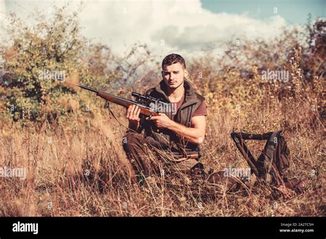 Equipos De Caza Y Medidas De Seguridad Hombre Con Rifle De Caza Equipo