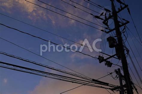 夕暮れの空と電線のシルエット No 28211649｜写真素材なら「写真ac」無料（フリー）ダウンロードok