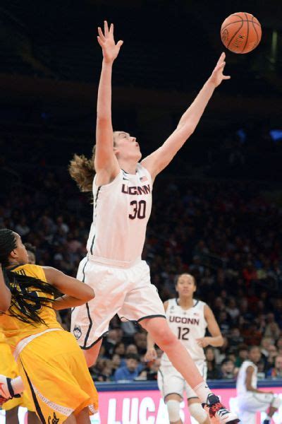 Women S College Basketball Connecticut Huskies Breanna Stewart Unstoppable Against California