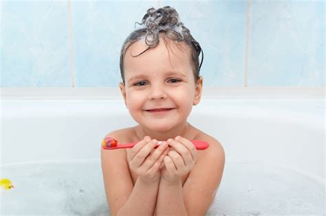 Adorable Petite Fille Se Brosser Les Dents Prendre Un Bain Seul