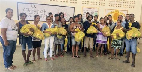 Estudantes de Itaetê doam alimentos arrecadados em gincana Vinny