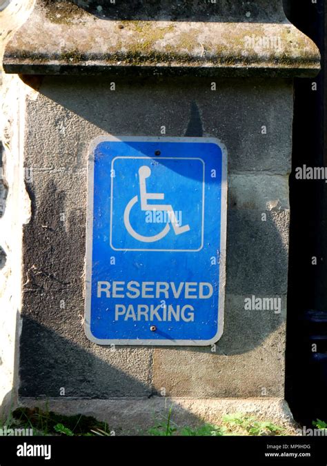 Señal de estacionamiento reservado para discapacitados fotografías e