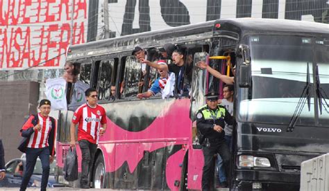 Puebla vs Chivas reportan agresión entre aficionados afuera del