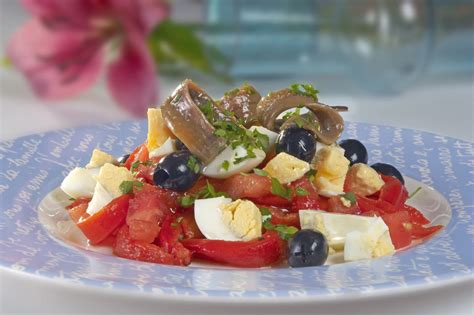 Ensalada De Pimientos Asados Con Anchoas Aceitunas Y Huevo Gurm