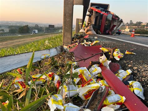 Pneu Estoura E Caminh O Carregado Doces Tomba Na Rodovia