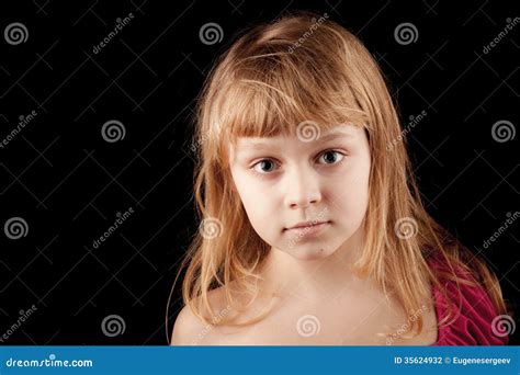 Portrait De Petite Fille Caucasienne Blonde Sur Le Noir Photo Stock