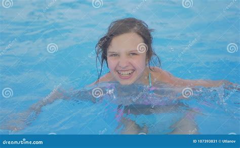 La Jeune Fille Nage Dans La Piscine La Fille De L adolescence Apprécie