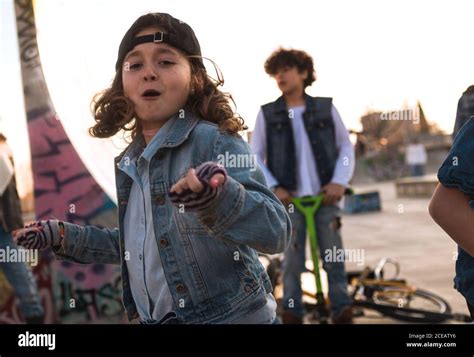 Hip hop dancing kids hi-res stock photography and images - Alamy