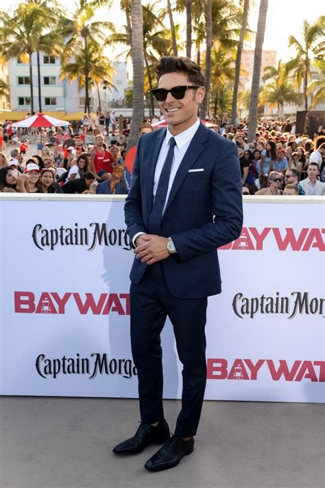 Zac Efron En Hugo Pour La Première Mondiale Du Film Baywatch à Miami