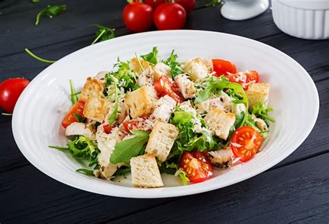 Salada caesar de frango grelhado saudável tomate queijo e pão