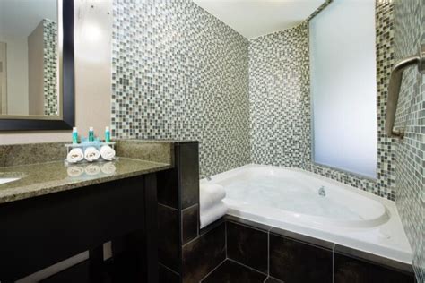 12 Best Ottawa Hotels With Jacuzzi In Room (2024)