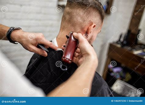 Individuo Brutal En Barber Shop Moderna El Peluquero Hace Peinado A Un