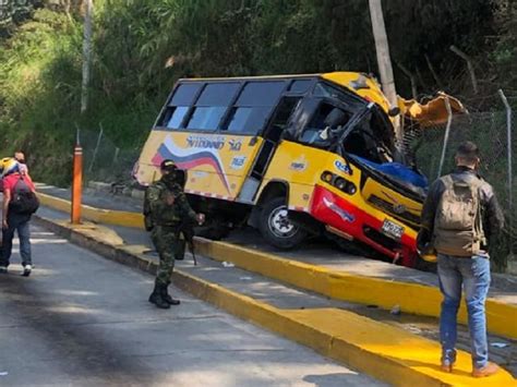 Accidente De Tránsito En Guarne Un Bus Chocó En El Peaje De Copacabana