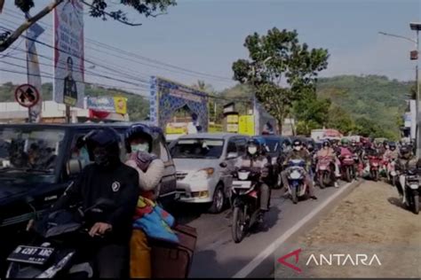 Jalur Nasional Lintas Limbangan Malangbong Di Garut Padat Merayap