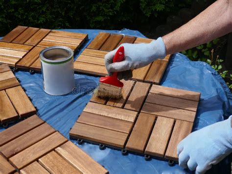 Un Esmalte De La Preservación De Madera De Los Movimientos De La Mujer