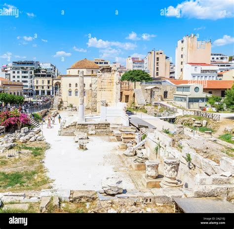 Restos De La Biblioteca De Adriano Y La Antigua Mezquita En La Plaza