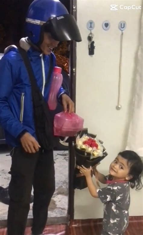 Anak Bagi Surprise Jambangan Bunga Coklat Lepas Bapa Balik Kerja Ini