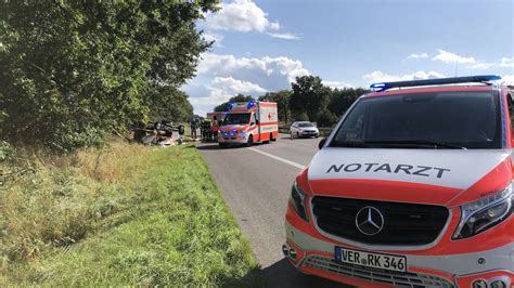 Unfall auf A27 Wohnmobil landet auf dem Dach im Straßengraben