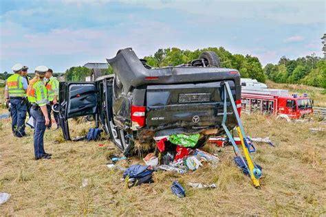 Schwerer Unfall Abfahrtsbereich A Korntal M Nchingen Transporter Mit