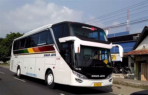 Kesibukan Bus Sinar Jaya Dan William Jetbus 2 Shd Adiputro Di Pasar