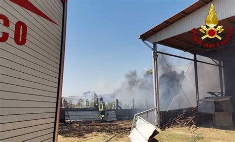 Incendio A Fiumicino Bruciato Un Capannone Terzo Binario News