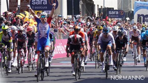 Giro D Italia Arrivo In Volata A Messina Arnaud Demare Il