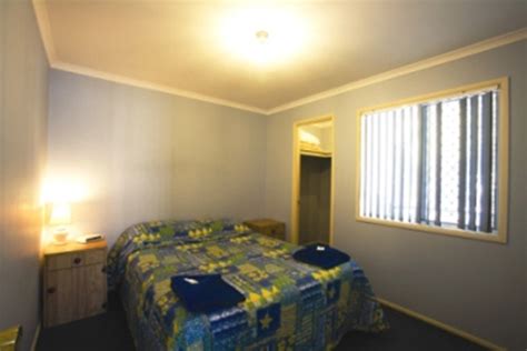 Coogee Beach Holiday Park - Coogee Bedroom in Deluxe Family Chalet