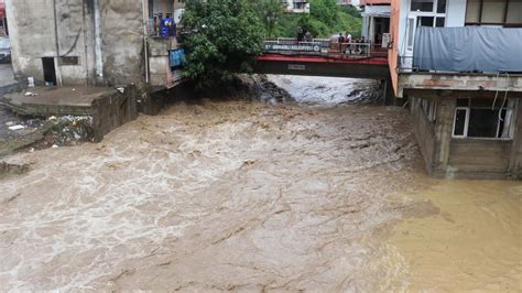 Meteoroloji Den Kente Kuvvetli Ya Uyar S Ani Sel Su Bask N