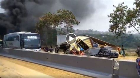 Foto Foto Dan Video Kecelakaan Maut Di Tol Cipularang Kobaran Api