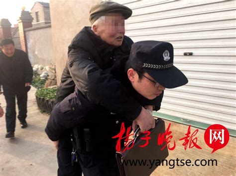 七旬老人摔倒不认识家 镇江民警背着挨家询问3个小时老人镇江民警新浪新闻