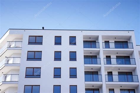 Modernos Edificios De Apartamentos En Un D A Soleado Con Un Cielo Azul