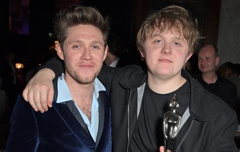 Mira cómo Niall Horan y Lewis Capaldi van juntos por las calles de