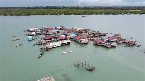 Pink Travelogue Fakta Mencengangkan Kampung Terapung Suku Bajo Buton