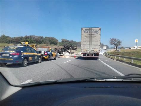 G Carreta Carregada De A Ucar Tomba Na Rodovia Fern O Dias Em Mg