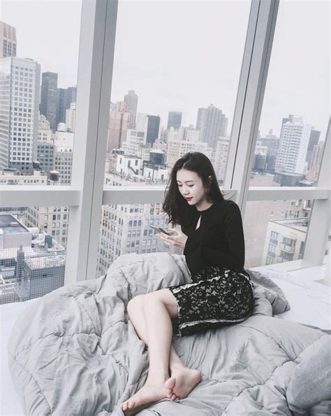 Không cần đi đâu xa chỉ tạo dáng trên giường thôi các hot girl Việt đã có ảnh sống ảo gợi cảm