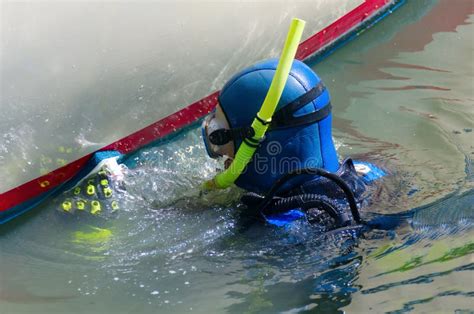 Lavoro Di Manutenzione Della Barca A Vela Del Guscio Della Barca Di