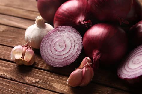 Por qué es beneficioso ponerse un trozo de ajo o cebolla en la oreja