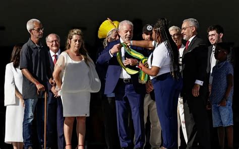 Catadora Que Passou Faixa Para Lula Sofre Ataques Por Ter Fotos Na