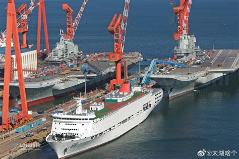 Chinese aircraft carriers Liaoning (Type 001 ,left) & Shandong (Type ...