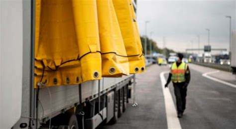 Strage Sul Camion Pieno Di Migranti In 18 Morti Per Soffocamento Il