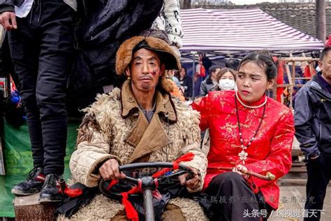 十幾個農民表演《智取威虎山》百雞宴，看楊子榮如何智擒座山雕！ 每日頭條