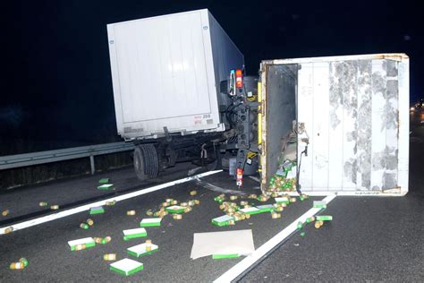 Lkw Kippt Auf Autobahn Um Apfelmus Verteilt Sich Auf Der Fahrbahn