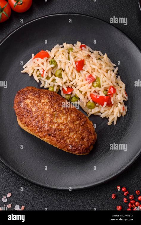 Deliciosas Chuletas Fritas O Albóndigas De Pescado Picado Con Arroz