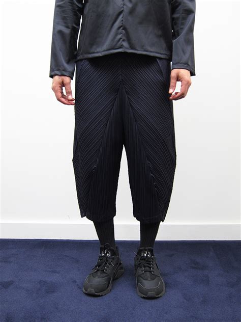 Issey Miyake Cropped Loose Pant Navy Garmentory