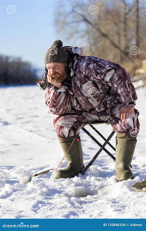 O Homem Europeu Farpado Furar Quando Ele Que Pesca Do Furo Do Gelo Foto