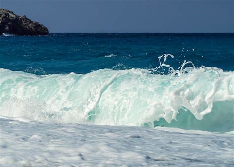 Lindas Ondas De Espuma Em Um Dia Ensolarado No Mar Egeu Na Ilha De