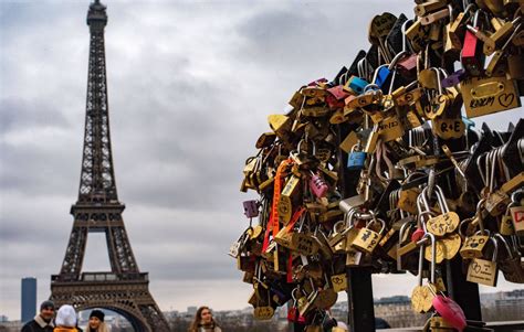 Paris La Gr Ve Reconduite La Tour Eiffel Bient T Six Jours De