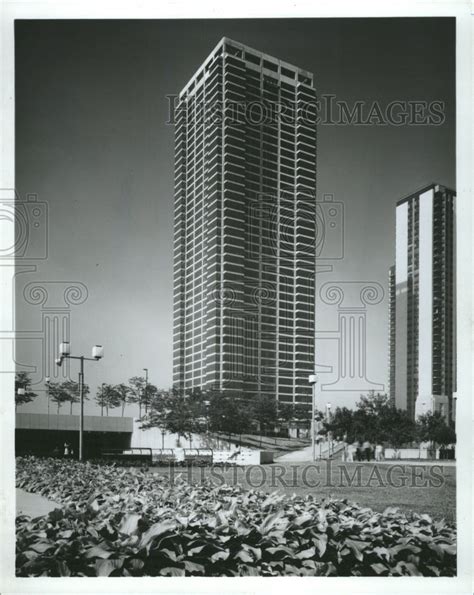 1982 Press Photo Buckingham Plaza Apartment Building Rrw37651