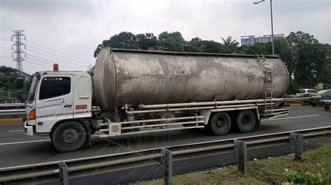 MOBIL TRUK TANKI BESAR BAN DOUBLE KUSAM PENUH DEBU KOTORAN DI DALAM