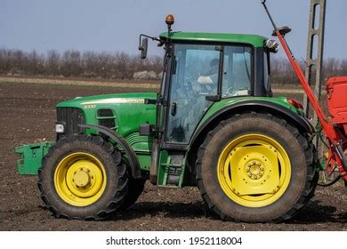 John Deere 6330 Traktor Föld Munkagép Stock Photo 1952118004 Shutterstock